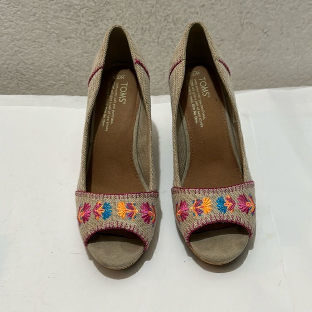 Toms Stella Natural Burlap Embroidery Wedge Peep Toe Heels 7.5 rare